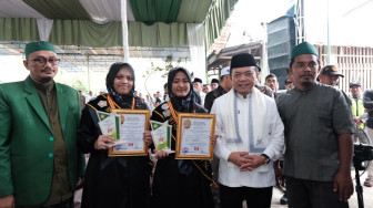 Hafal Al-Qur'an 30 Juz, Dua Santriwati Ponpes Nurul Jadid Singkut Dapat Hadiah Umroh dari Gubernur Al Haris