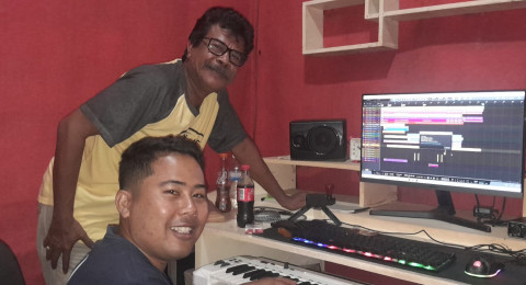 Prihatin Bencana Alam di Sumbar, Jurnalis Batanghari, Ade Ambone Ciptakan Lagu
