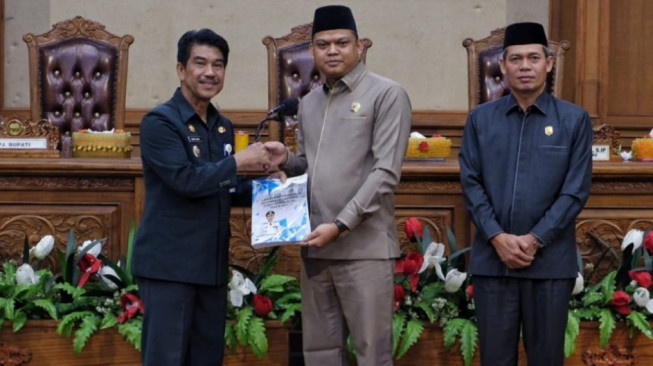 Pj Bupati Muaro Jambi Hadiri Paripurna Pertanggung Jawaban Pelaksanaan APBD Tahun Anggaran 2023