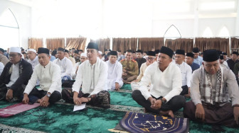 Penjabat Bupati Muaro Jambi Bersama Keluarga Melaksanakan Sholat EID 1445 Hijriah di Masjid Al Abror