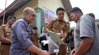 Penjabat Bupati Muaro Jambi Serahkan Sertifikat Redistribusi Tanah di Desa Talang Belido
