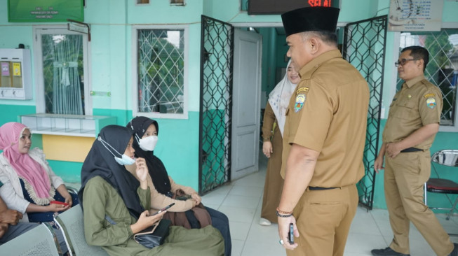 Sekda Kabupaten Muaro Jambi Budhi Hartono  Sidak Puskesmas dan OPD