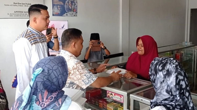 Rutin Setiap Jumat Budi Setiawan Bagi-bagi Nasi Kotak Gratis