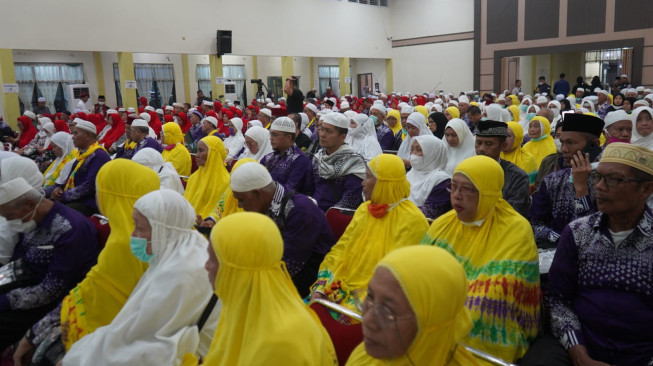 Gubernur Jambi Sambut Kepulangan Jemaah Haji Kloter BTH 22 Jambi