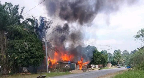 Depot Air Minum dan Warung Sembako di Dusun Ladang Makmur, Desa Sarimulya Rimbo Ilir Ludes Terbakar.