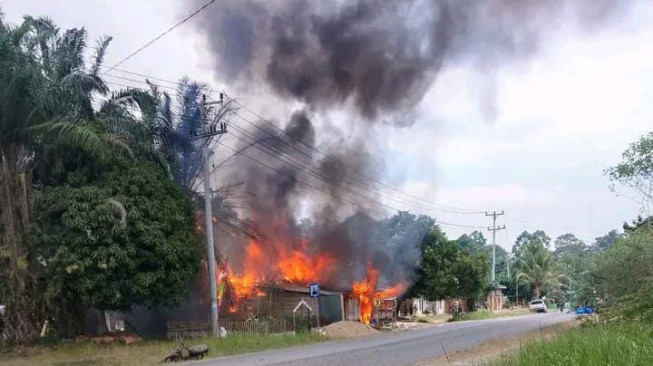 Depot Air Minum dan Warung Sembako di Dusun Ladang Makmur, Desa Sarimulya Rimbo Ilir Ludes Terbakar.