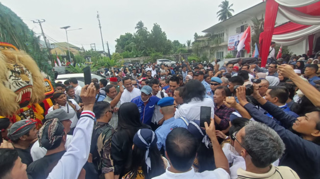 Ribuan Massa Antar Romi Hariyanto - Letjen (Purn) Sudirman Daftar ke KPU