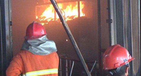 Ditinggal Pergi Sholat, Ruko Dua Pintu Penjual Komputer Hangus Terbakar