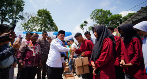 Gubernur Jambi Serahkan Bantuan Pendidikan Seragam Sekolah di SMK 1 Sungai Penuh