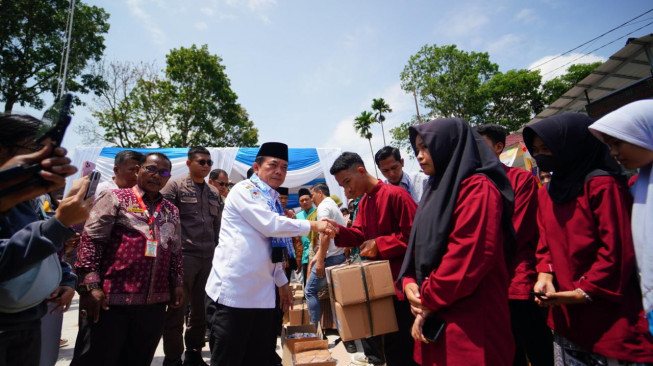 Gubernur Jambi Serahkan Bantuan Pendidikan Seragam Sekolah di SMK 1 Sungai Penuh