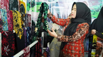 Hesti Haris Kagum Lihat Produksi Batik Binaan Wirdayanti Romi