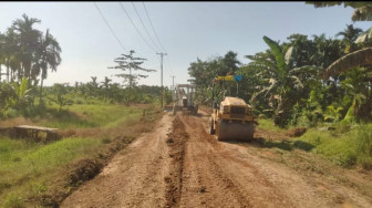 Terima Kasih Pak Romi, Perbaikan Jalan Rusak yang Menghubungkan Sejumlah Desa di Kecamatan Sadu