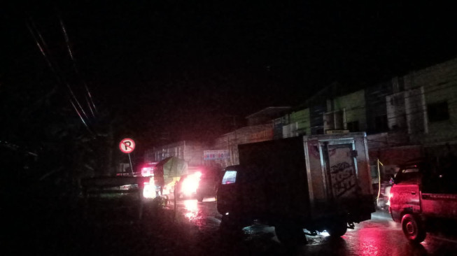 Ratusan Kendaraan Terjebak Macet Sekitar Simpang Sungai Duren, Kec Jambi luar Kota, Akibat Tiang listrik Roboh ke Badan Jalan