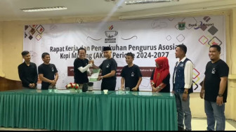 Gubernur Sumbar, Mahyeldi Kukuhkan Pengurus Asosiasi Kopi Minang (AKM) periode 2024-2027