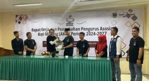 Gubernur Sumbar, Mahyeldi Kukuhkan Pengurus Asosiasi Kopi Minang (AKM) periode 2024-2027