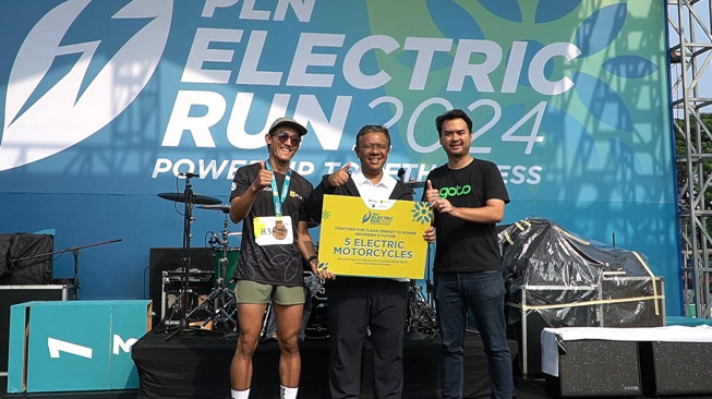 5 Pengemudi Ojol Prasejahtera Peroleh Motor Listrik di PLN Electric Run 2024