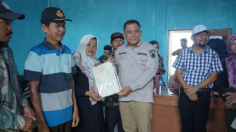 Penjabat Bupati Kabupaten Muaro Jambi Serahkan Sertifikat Tanah Kepada Masyarakat Desa Bukit Mulya