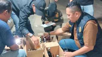 Ratusan Botol Miras Tanpa Izin Diamankan Sat Pol PP  di Warung Kelontong