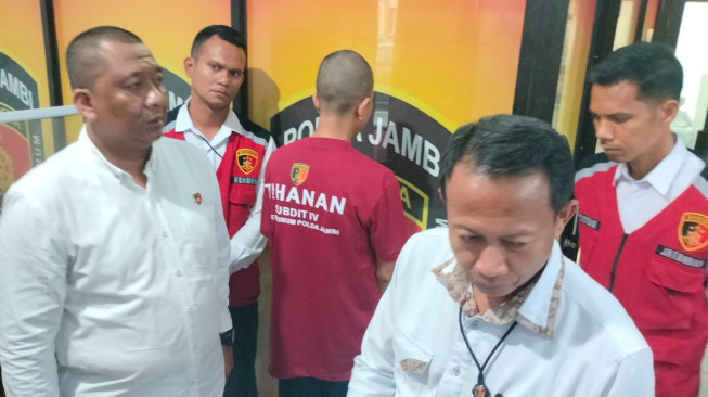 Polisi Amankan Pimpinan Pondok Pesantren Tersangka Pencabulan 12 Santri.