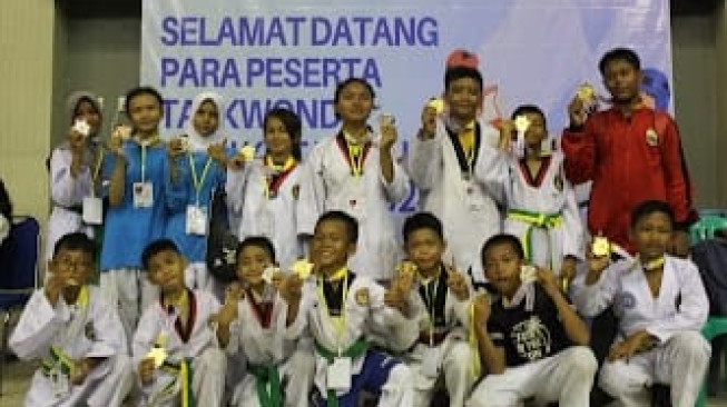 Kontingen UNJA Taekwondo Academy Borong 10 Emas dan 8 Perak Kejurnas Cup 2 Walikota Palembang