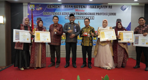 Pjs. Gubernur Sudirman Serahkan Anugerah Penghargaan Produktivitas Siddhakarya Tingkat Provinsi Jambi