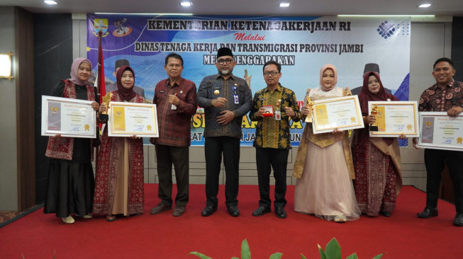 Pjs. Gubernur Sudirman Serahkan Anugerah Penghargaan Produktivitas Siddhakarya Tingkat Provinsi Jambi