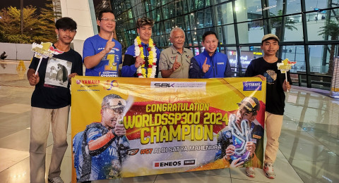 Rider Yamaha Sang Juara Dunia Aldi Satya Mahendra Kembali ke Indonesia Bawa Pulang Trofi !