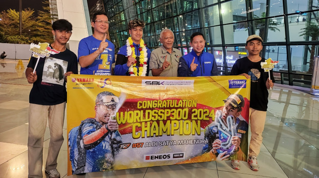 Rider Yamaha Sang Juara Dunia Aldi Satya Mahendra Kembali ke Indonesia Bawa Pulang Trofi !