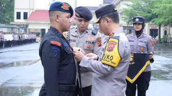 Kapolda Jambi Serahkan Penghargaan Kepada Personel Berprestasi.