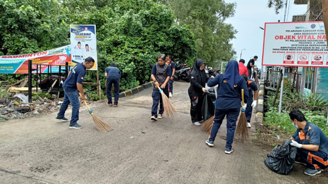 Pelindo Jambi dan KSOP Kelas IV Kuala Tungkal Kerja Bakti Sambut Hari Pahlawan di Pelabuhan Kuala Tungkal