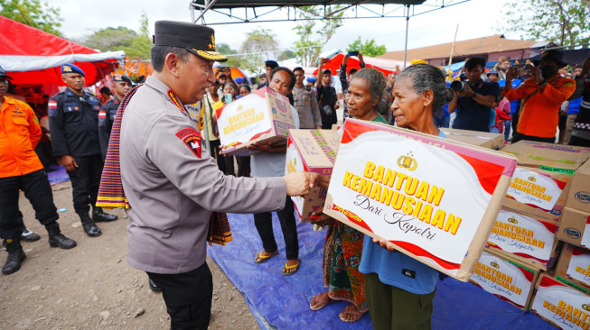 Tinjau Posko Pengungsian Erupsi Lewotobi, Kapolri Pastikan Pelayanan dan Kebutuhan Warga