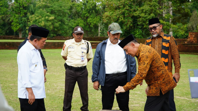 Gubernur Al Haris Dampingi Menteri Bappenas Tinjau Pembangunan Proyek Museum KBCN di Candi Muaro Jambi.