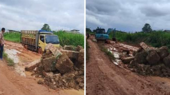 Pak Gubernur Jambi Tolonglah Kami !!!  Jalan Provinsi Jambi yang Menghubungkan Kab. Tanjabtim dan Kab. Muaro Jambi di Kelurahan Simpang Kecamatan Berbak ini Rusak Parah Nian..