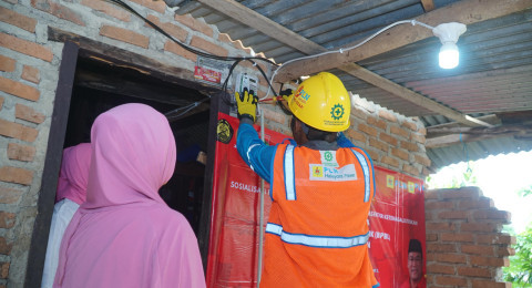 PLN UID S2JB Serahkan Bantuan Pasang Baru Listrik untuk Masyarakat Lubuk Linggau