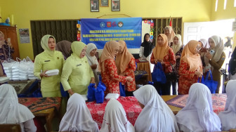 Peringati Hari Ibu ke-69, BKOW Provinsi Jambi Gelar Aksi Sosial Beri Bantuan Kepada Anak-Anak yang Membutuhkan.