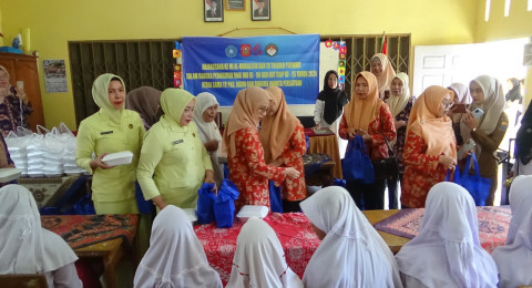 Peringati Hari Ibu ke-69, BKOW Provinsi Jambi Gelar Aksi Sosial Beri Bantuan Kepada Anak-Anak yang Membutuhkan.