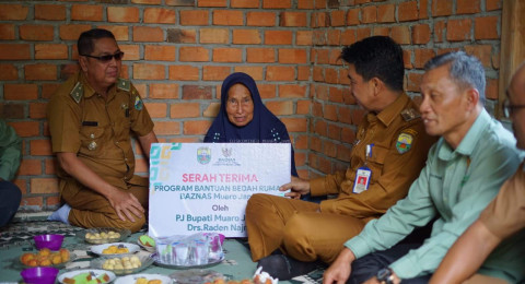 PJ Bupati Muaro Jambi Raden Najmi Berikan Bantuan Kepada Masyarakat Melalui Program Bedah Rumah