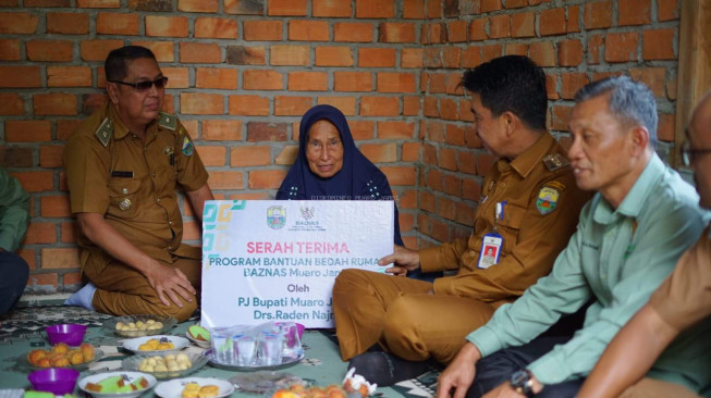 PJ Bupati Muaro Jambi Raden Najmi Berikan Bantuan Kepada Masyarakat Melalui Program Bedah Rumah