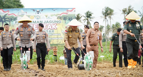 Kapolda Jambi Ikuti Kegiatan Menanam 1 Juta Hektar Jagung Serentak Mendukung Swasembada Pangan 2025.