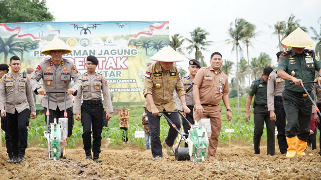 Kapolda Jambi Ikuti Kegiatan Menanam 1 Juta Hektar Jagung Serentak Mendukung Swasembada Pangan 2025.