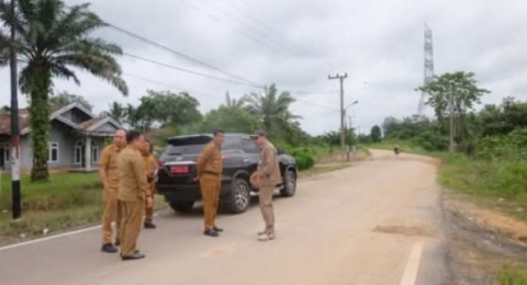 Pj Bupati Muarojambi Cek Jalan di Sengeti dan Bukit Baling