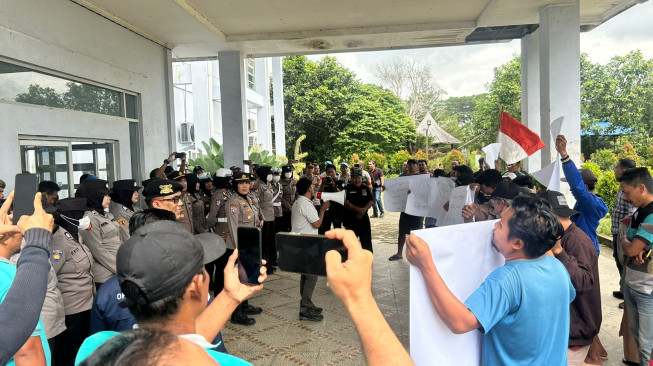 Konflik Dengan PT Kaswari Unggul, Masyarakat Transmigrasi Datangi Kantor Nakertrans Tanjungjabung Timur