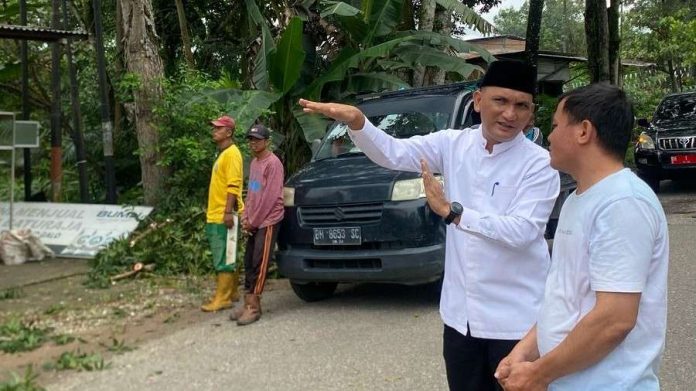 Bupati Sarolangun H.Hurmin Memberikan Arahan Kepada Petugas Pemangkasan Pohon di Sepanjang Jalur dua lintas Sumatra kota Sarolangun.