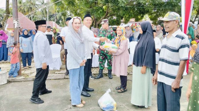 Wakil Bupati Sarolangun Gerry Trisatwika Menyerahkan Secara Simbolis Paket Sembako Subsidi.