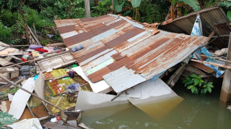 Rumah Ambruk Akibat Banjir, Korban Alami Kerugian Puluhan Juta.