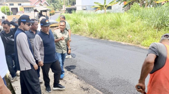Wako Maulana Bersama Wawako Diza Tinjau Pengaspalan Jalan di Pasir Putih