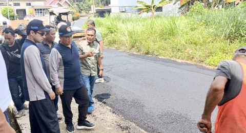 Wako Maulana Bersama Wawako Diza Tinjau Pengaspalan Jalan di Pasir Putih