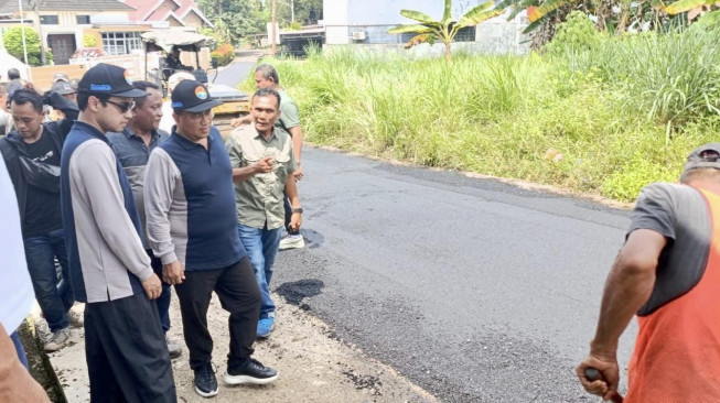Wako Maulana Bersama Wawako Diza Tinjau Pengaspalan Jalan di Pasir Putih