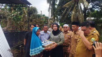 Ketua TP PKK Muaro Jambi Ririn Novianti Datangi Korban Kebakaran di Desa Pudak Kumpeh Ulu