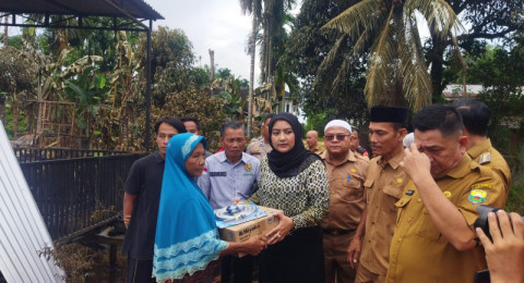 Ketua TP PKK Muaro Jambi Ririn Novianti Datangi Korban Kebakaran di Desa Pudak Kumpeh Ulu